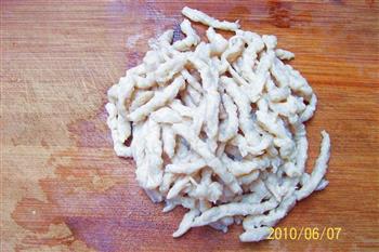 青椒蘑菇炒素肠的做法图解2