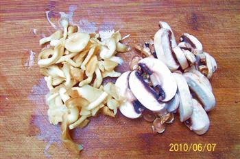 青椒蘑菇炒素肠的做法图解3