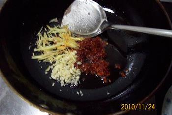 青椒蘑菇炒素肠的做法步骤7