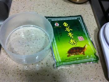 牛奶龟苓膏的做法步骤1