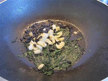 紫苏蒜头豆豉炒茄子的做法步骤5