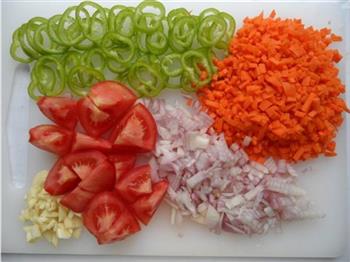 青椒番茄牛肉意粉的做法步骤2