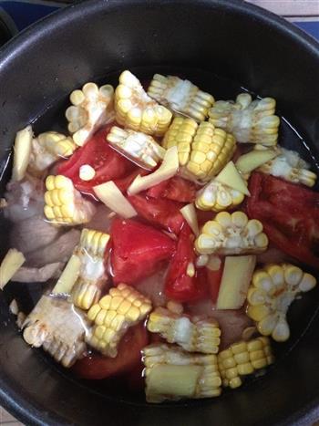 番茄玉米排骨汤的做法图解7