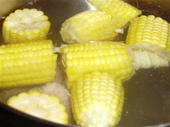 五彩玉米排骨汤的做法图解2