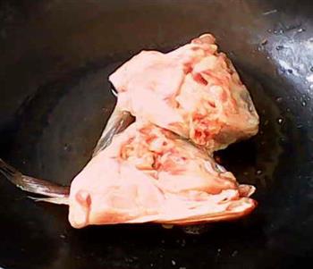 胡萝卜鱼头汤的做法步骤4
