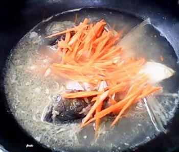 胡萝卜鱼头汤的做法步骤8