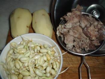 龙骨土豆芽菜的做法步骤2