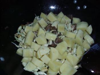 龙骨土豆芽菜的做法步骤7