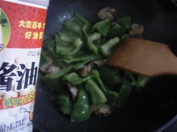 大辣椒炒肉的做法步骤6
