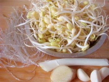 黄豆芽炖粉条的做法图解1