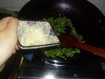 橄榄菜炒豇豆的做法图解10