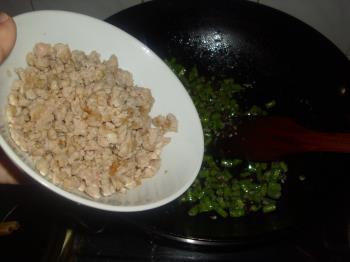 橄榄菜炒豇豆的做法步骤11