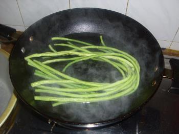 橄榄菜炒豇豆的做法图解3