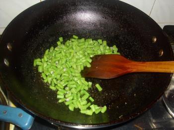 橄榄菜炒豇豆的做法步骤7