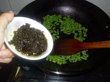 橄榄菜炒豇豆的做法步骤8