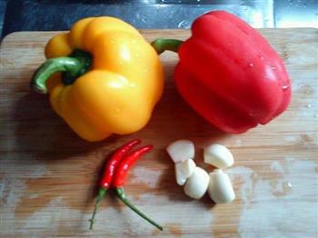 红黄椒炒茄子的做法步骤3