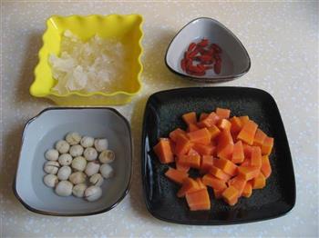 木瓜银耳莲子汤的做法步骤2