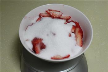 草莓冰淇淋的做法步骤2