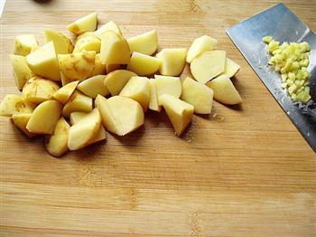 川味土豆烧排骨的做法步骤1