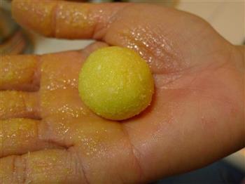 蛋黄椰丝球的做法步骤8