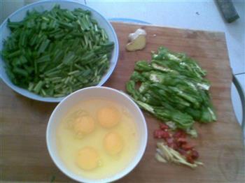 青红椒韭菜炒鸡蛋的做法步骤1