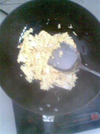 青红椒韭菜炒鸡蛋的做法步骤2