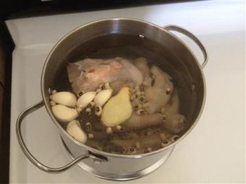 猪骨鸡脚眉豆汤的做法步骤2