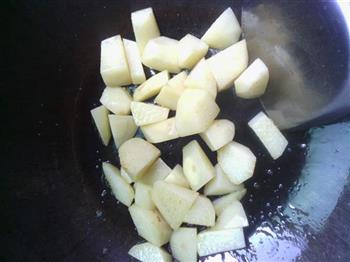 土豆烧鸡腿的做法步骤4