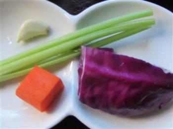 凉拌紫甘蓝玉米粒的做法步骤2