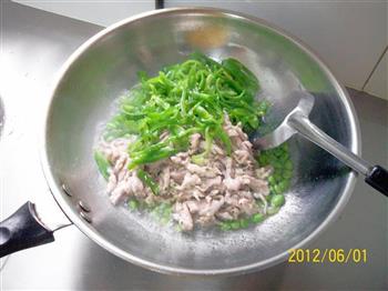 青椒毛豆炒肉丝的做法步骤11