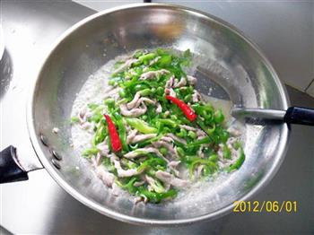 青椒毛豆炒肉丝的做法步骤12