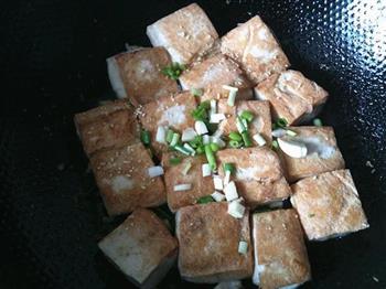 小葱煎豆腐的做法步骤6
