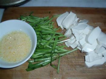 韭菜头炒鸡蛋豆腐的做法步骤1