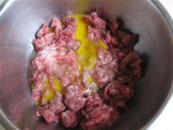 芹菜牛肉包的做法步骤2