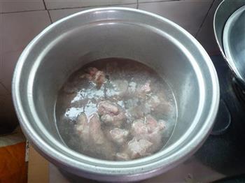 猪骨红萝卜汤的做法步骤3