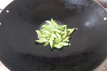 红椒四季豆炒腊肉的做法步骤4