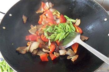 红椒四季豆炒腊肉的做法步骤7