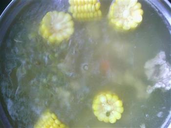 玉米苦瓜绿豆脊骨汤的做法图解11