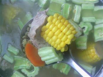 玉米苦瓜绿豆脊骨汤的做法图解12