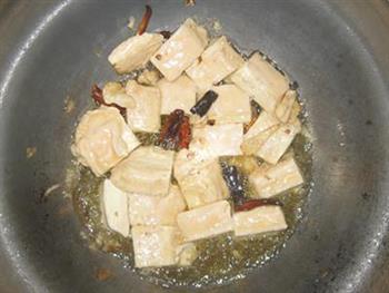 韭菜花闷臭豆腐的做法步骤4