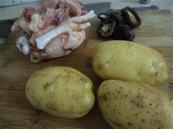 土豆香菇焖鸡的做法步骤1