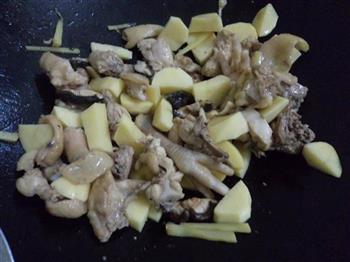 土豆香菇焖鸡的做法步骤5