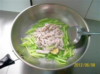 芹菜炒肉丝的做法步骤6