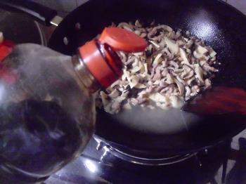 香菇冬笋肉丝炒面的做法步骤10