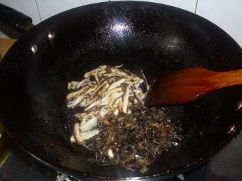 香菇冬笋肉丝炒面的做法步骤6