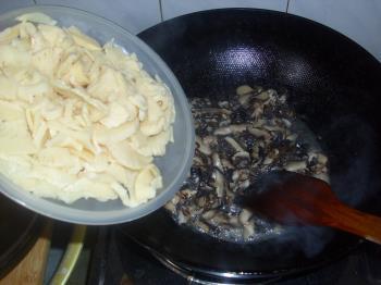 香菇冬笋肉丝炒面的做法步骤7