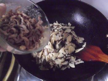 香菇冬笋肉丝炒面的做法步骤8