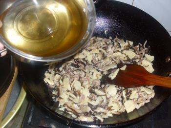 香菇冬笋肉丝炒面的做法步骤9