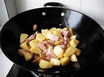 川味土豆红烧肉的做法步骤3