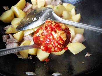 川味土豆红烧肉的做法步骤4